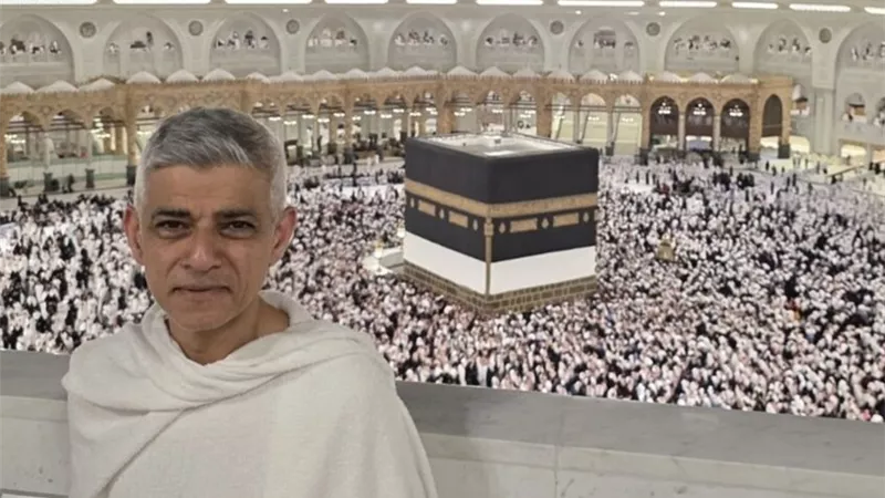 عمدة لندن يؤدي فريضة الحج ويصفها بتجربة مغيرة للحياة