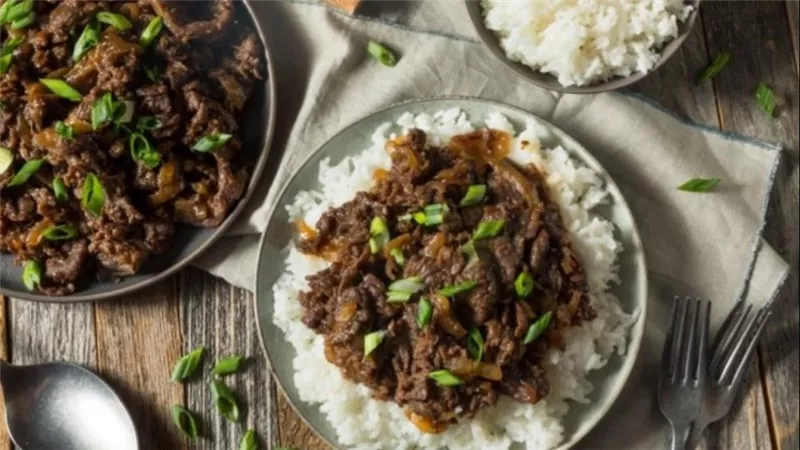 لحم بصوص البصل مع الأرز…طبخات عيد الأضحى السريعة واللذيذة