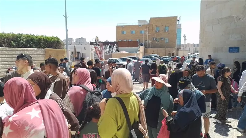 ثالث أيام العيد.. آلاف المواطنين يتوافدون على كورنيش ومزارات الإسكندرية