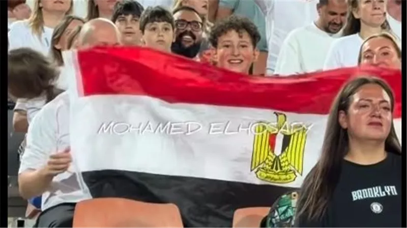 كرة القدم تجمع الشعوب.. طفل روسي أهلاوي يشعل مواقع التواصل برفعه للعلم المصري