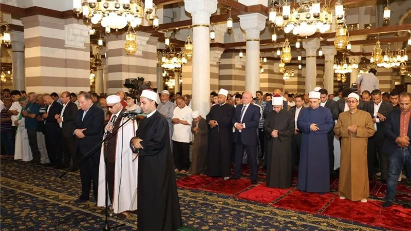 دعا لمصر وأهلها بالحفظ ..وزير الأوقاف يؤدي صلاة الجمعة بمسجد السيدة زينب