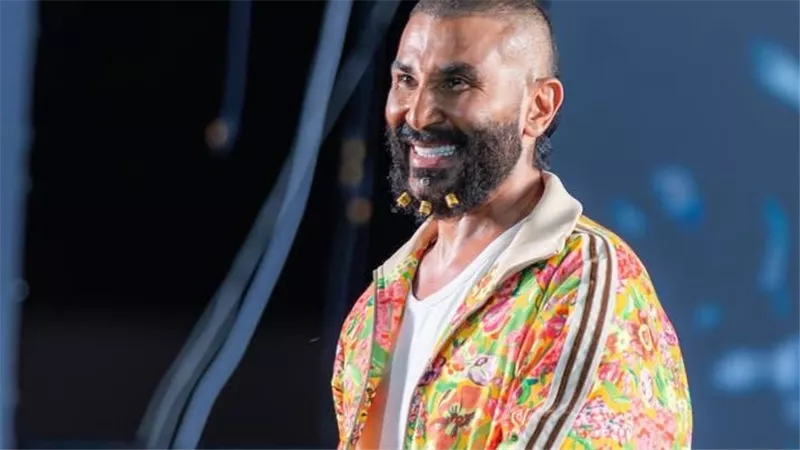 «الحاجات دي بتتعمل علشان الناس تتكلم».. احمد سعد يعلق على قصات شعره الغريبة