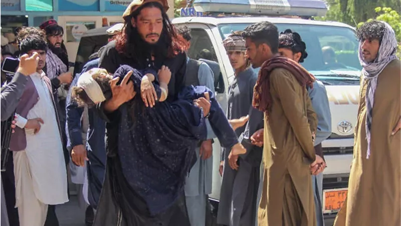 من باكستان إلى أفغانستان.. مقتل 18 وإصابة العشرات في حادثة انقلاب شاحنة