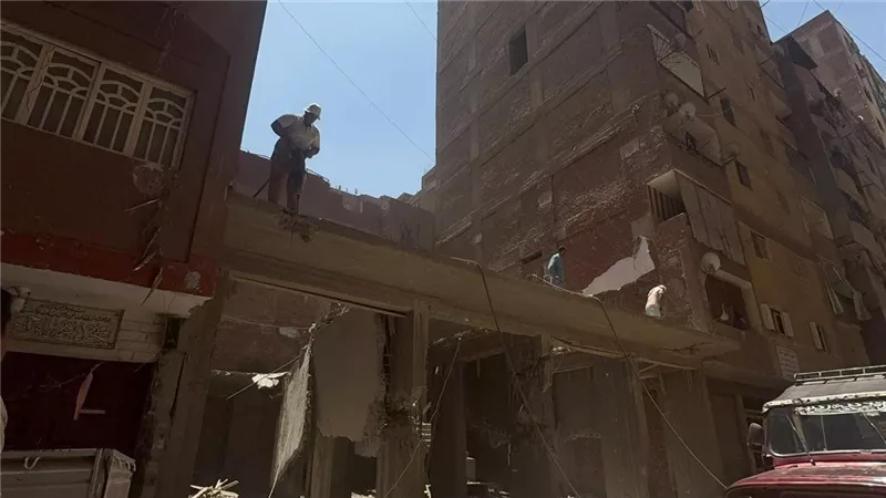 حي السلام أول يواصل إزالة البناء المخالف بشارع عزت النجار بالقاهرة | فيديو 