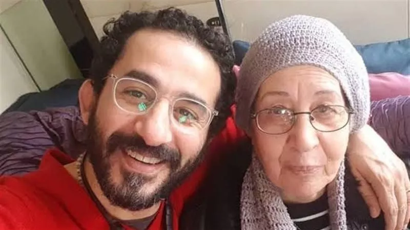 محمد رمضان يعزي الفنان أحمد حلمي في وفاة والدته   