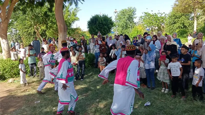مواصلة تقديم العروض الفنية فى ثالث أيام عيد الأضحى بحديقة فريال بأسوان 