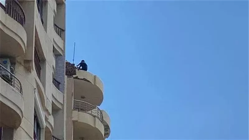 استنفار أمني لإنقاذ شاب اعتلى سور الطابق الـ13 بعقار في منطقة 45 بالإسكندرية