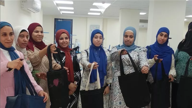 القومي للمرأة بأسيوط يدرب 15 سيدة على الخياطة بالأطاولة لتمكينهن اقتصاديا