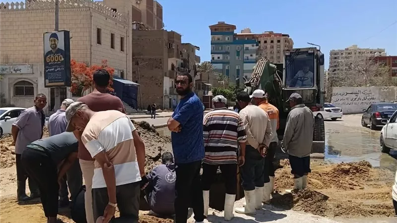 إصلاح كسر بماسورة مياه رئيسية في حي الأربعين بالسويس خلال عيد الأضحى