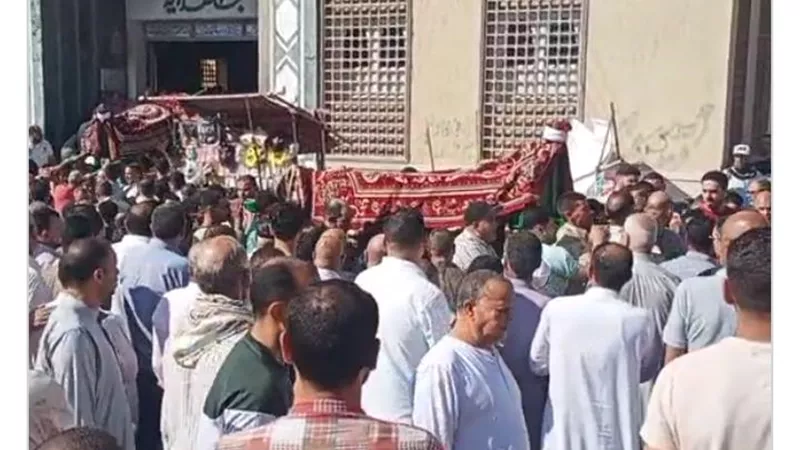 شيعوا إلى مثواهم الأخير.. جنازة مهيبة للأب ونجله ضحايا حادث الغرق بـ«إدكو»