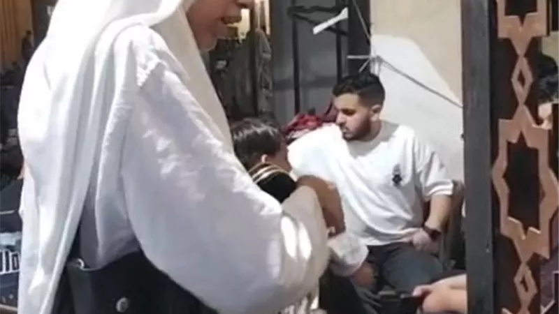 علياء قمرون تلفت الأنظار بمحيط مسجد السيد البدوي بطنطا أثناء بيع السبح