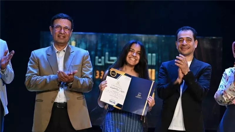 طالبة بجامعة أسيوط الأهلية تحصد المركز الأول لأفضل ممثلة