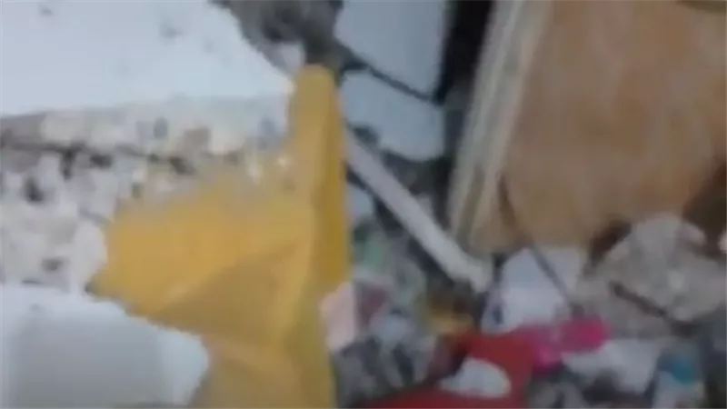 منزل متصدع بالزرقا في دمياط يهدد أسرة أرملة لا تملك مأوى بديلا
