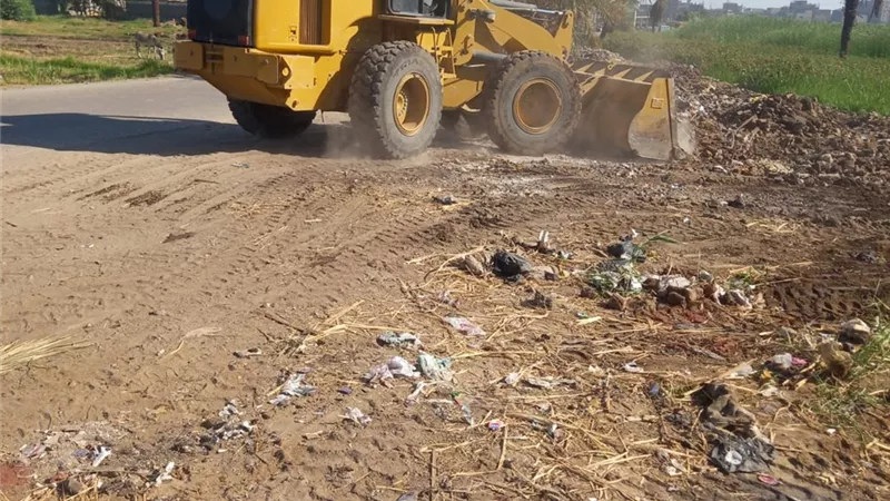 محافظ قنا يوجه بتكثيف حملات النظافة.. ورفع 64 طن مخلفات بمركز الوقف