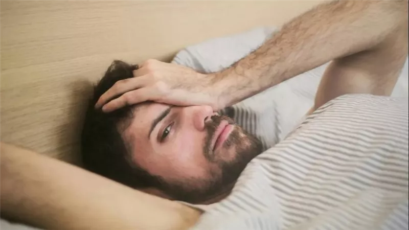 هل يسبب النوم بجوار الهاتف السرطان.. الحقيقة الكاملة ونصائح مهمة لنوم صحي