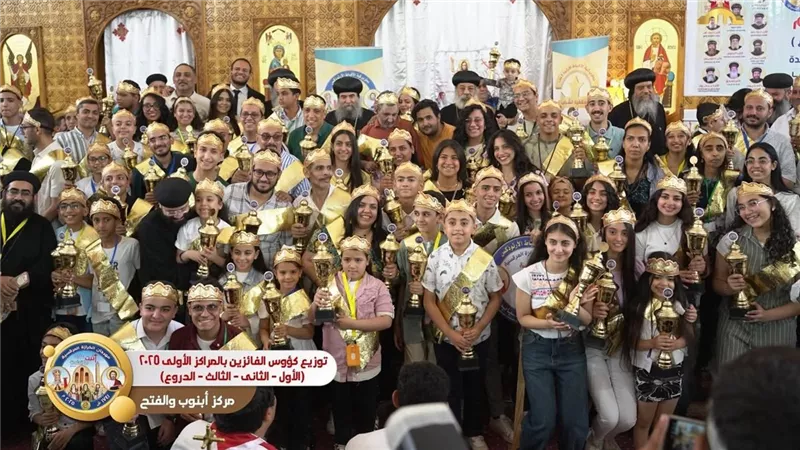 أسقفية الشباب بالكنيسة القبطية الأرثوذكسية توزع كؤوس مهرجان الكرازة 
