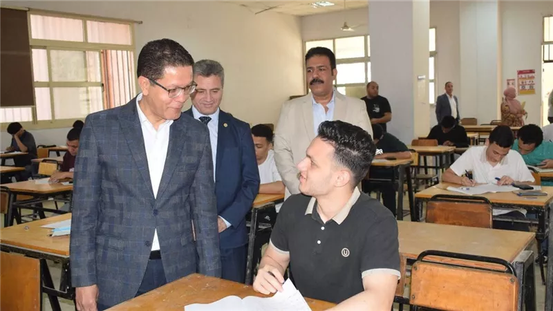 رئيس جامعة بنها يتفقد الامتحانات بكليات العلاج الطبيعى والعلوم والهندسة ببنها