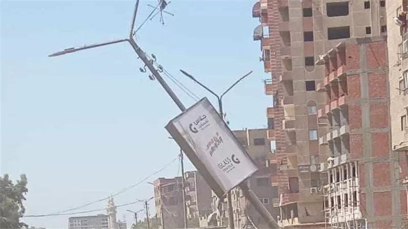 خطر يهدد المارة والسيارات.. استغاثة عاجلة بسبب عمود إنارة مائل بشبرا الخيمة
