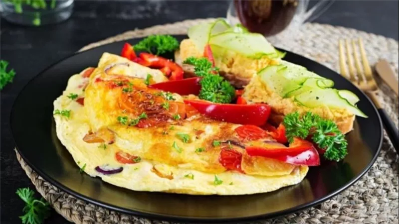 أومليت الجبن والخضار…فطور صباحية للذيذة والصحية والسريعة