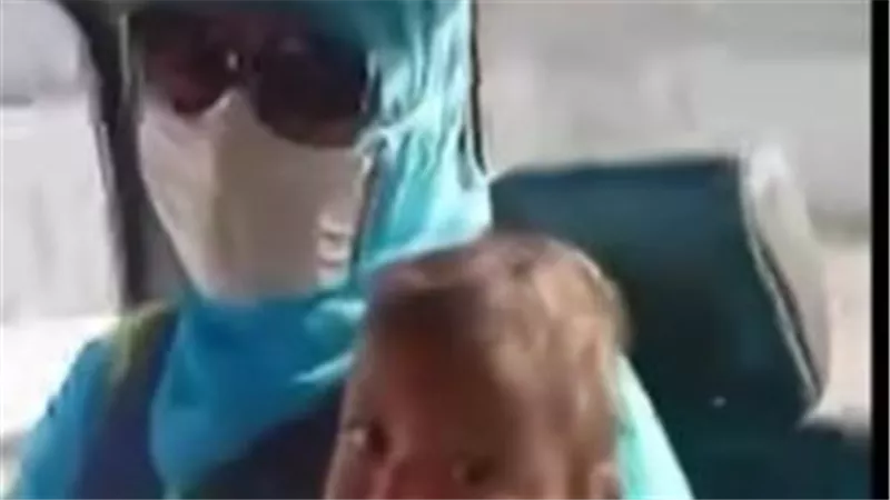 بتقولي ولد وفي حلق في ودنها.. الأمن يفحص فيديو مزاعم خطف صغيرة داخل ميكروباص