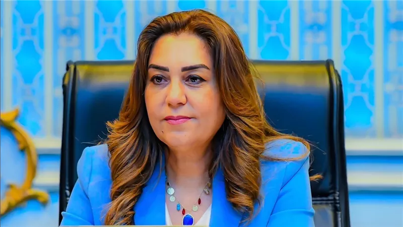 وزيرة التنمية المحلية تتابع الحالة الصحية لرئيسة وحدة قروية