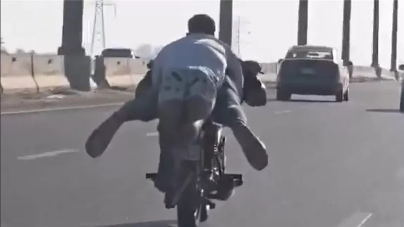 الأمن يفحص فيديو قيادة رعناء لموتوسيكل بسرعة جنونية على طريق سريع