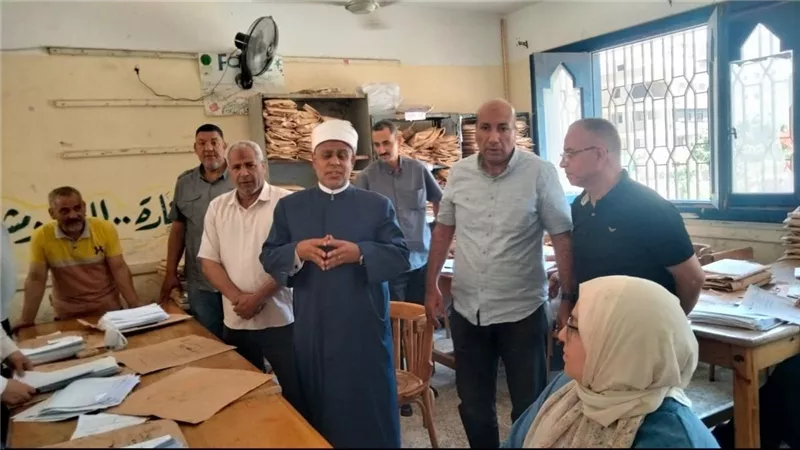 رئيس قطاع المعاهد يتفقد كنترول الشهادة الإعدادية بمعهد المنطقة الثامنة