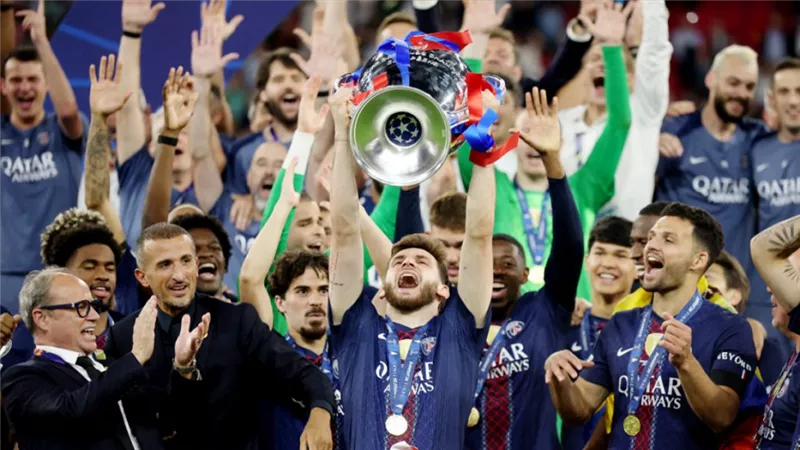 كفاراتسخيليا يحصد جائزة أفضل لاعب في دوري أبطال أوروبا
