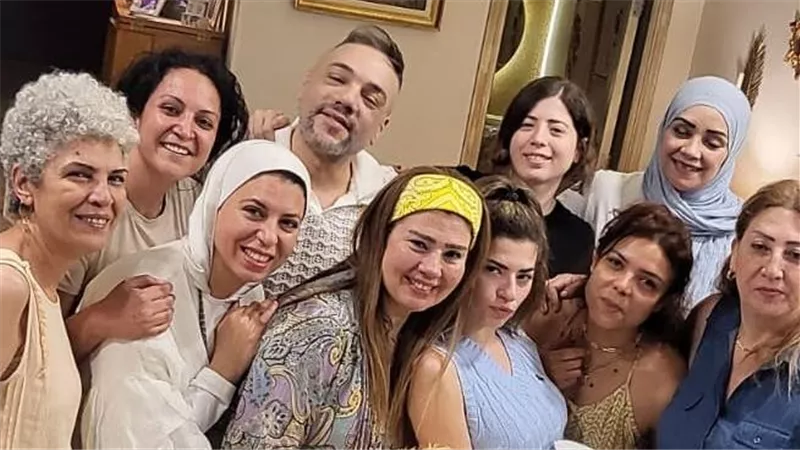 بتورتة غريبة الشكل.. رانيا فريد شوقي تحتفل بعيد ميلادها وسط عائلتها