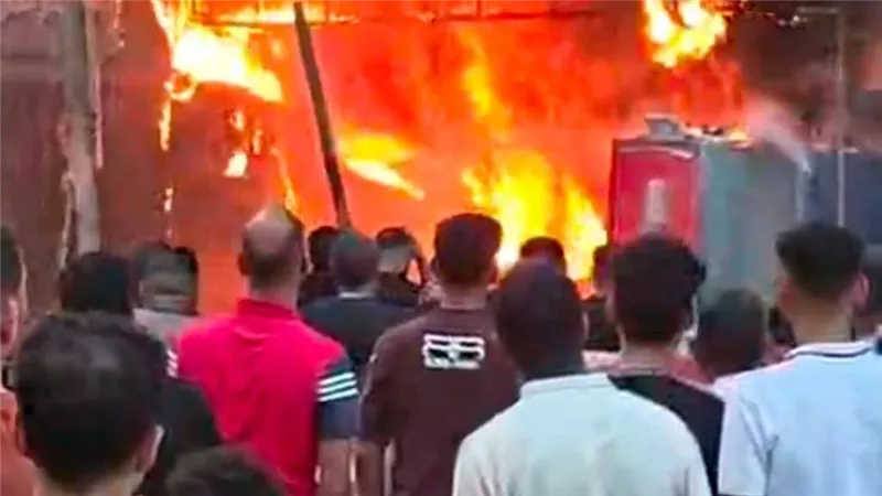 أهالي الخصوص: الإشغالات وراء تأخر وصول سيارات الإطفاء إلى حريق المقلة