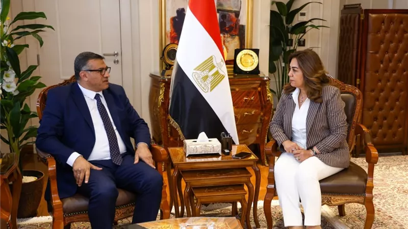 وزيرة التنمية المحلية تتابع مع محافظ قنا تنفيذ عدد من المشروعات التنمية