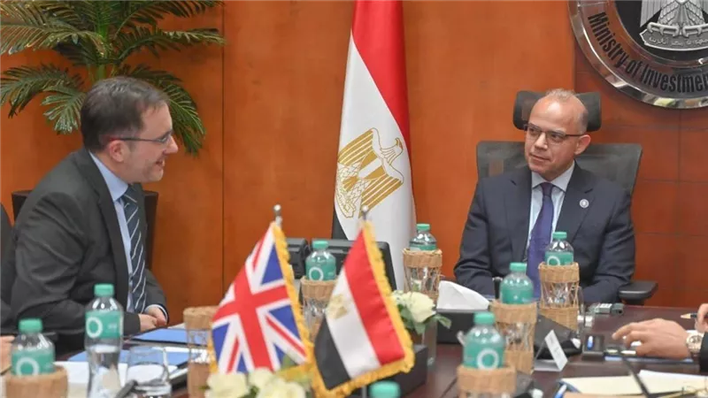 وزير الاستثمار يلتقي السفير البريطاني لتعزيز التعاون الاقتصادي والتجاري 