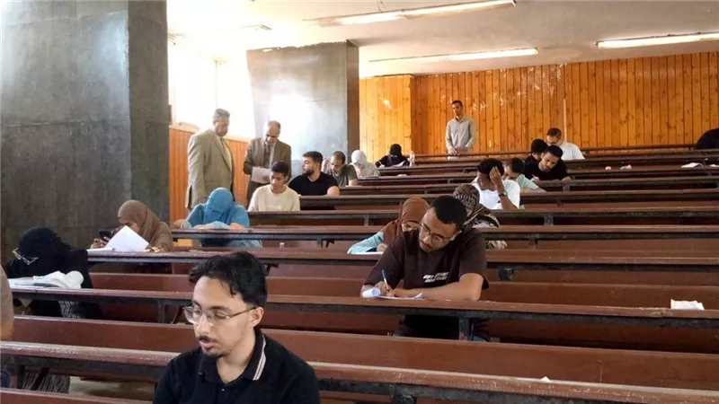 رئيس جامعة أسوان يتابع امتحانات الفصل الدراسي الثاني بكلية العلوم