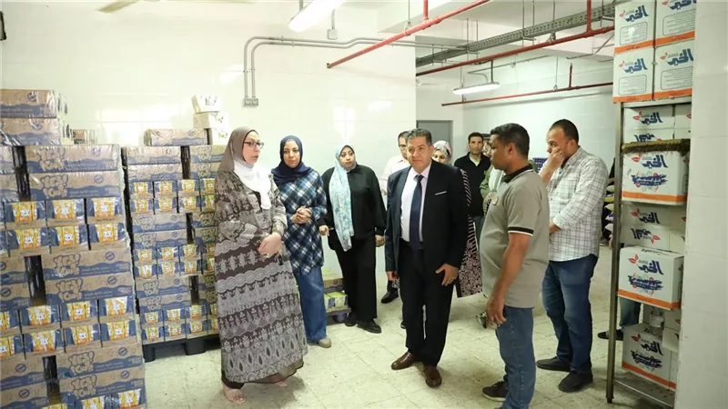 نائب رئيس جامعة الأزهر يتفقد المدينة الجامعية للطالبات ويستمع لمطالبهن