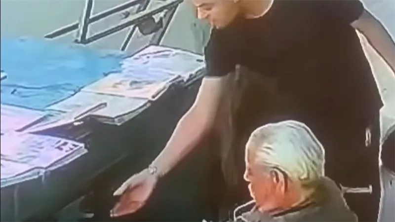 سرقة مسن بائع جرائد بحلوان وهو غافل بالشارع تهز السوشيال ميديا
