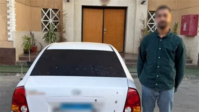 النيابة تحقق مع كهربائي لوضعه ملصقات خادشة للحياء على سيارته بالسويس