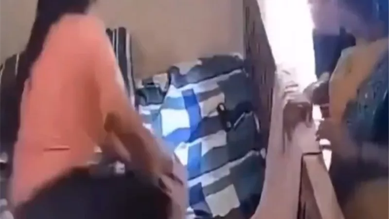 فيديو يهز الهند.. زوجة تنهال بالضرب على زوجها داخل المنزل لهذا السبب | فيديو