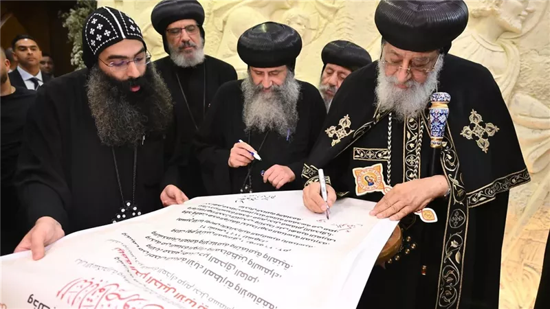 البابا تواضروس والأنبا بيجول يوقعان الوثيقة التذكارية لفيلم «القدس الثانية»