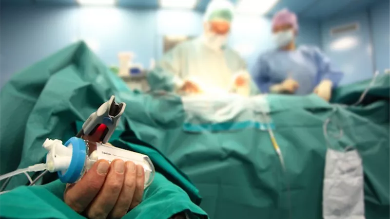 بين الأخطاء الطبية وتدهور الرئة.. كيف تحولت المستشفيات للمحطة الأخيرة للنجوم