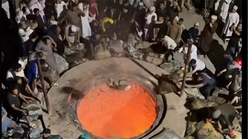 التنور العماني طريقة طهي فريدة تنضج الطعام على الجمر لأيام: بيرموا اللحمة في النار»