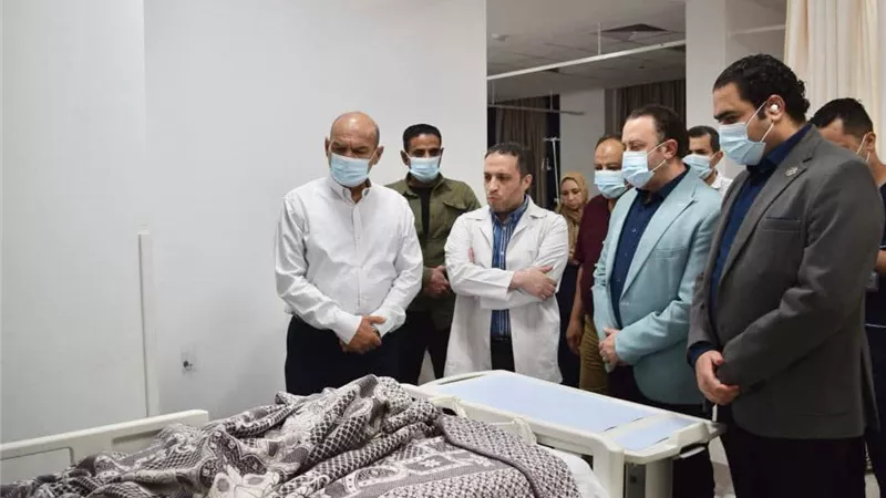 محافظ السويس يطمئن على الطفلين المصابين في حادث موتوسيكل ويتابع مستوى الخدمات 
