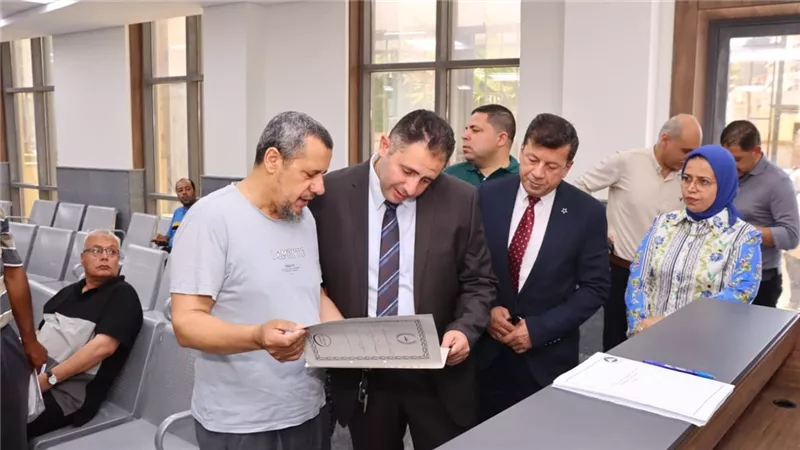 محافظ دمياط يتفقد المركز التكنولوجي لخدمة المواطنين ويتابع مستوى الخدمات