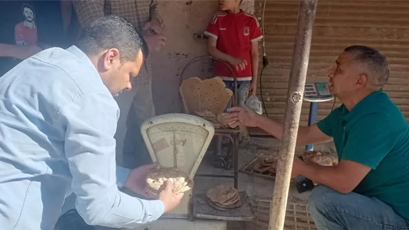 محافظ السويس يوجه بغلق مخبز شهرا وتغريمه 8 آلاف جنيه بعد رصد نقص وزن الخبز