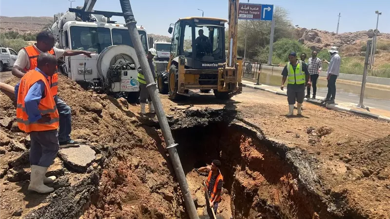 محافظ أسوان : متابعة لحظية لجهود إصلاح كسر خط طرد الصرف الصحى بالكرور  