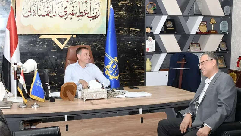 محافظ أسوان يوجه برفع كفاءة الطرق وتسريع مشروعات التطوير