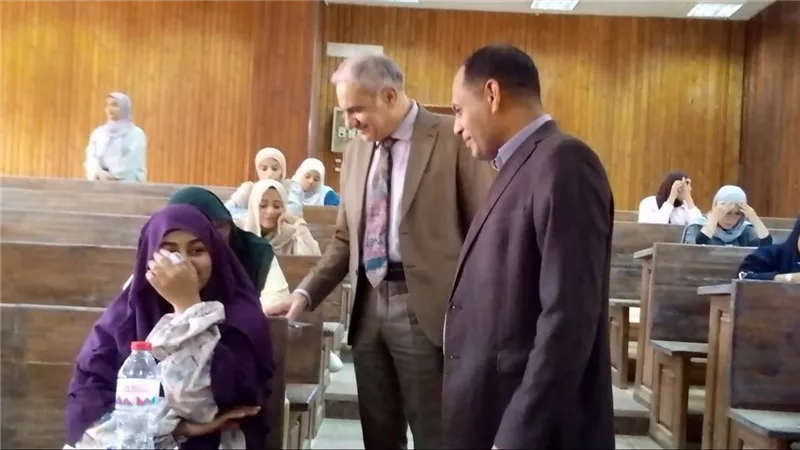 رئيس جامعة أسوان :  1400 طالب يؤدون امتحانات نهاية العام بكلية الآداب 