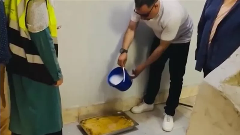 شاورما غير صالحة للاستهلاك الآدمي.. مشاهد إعدام كميات فاسدة بمطعم سوري