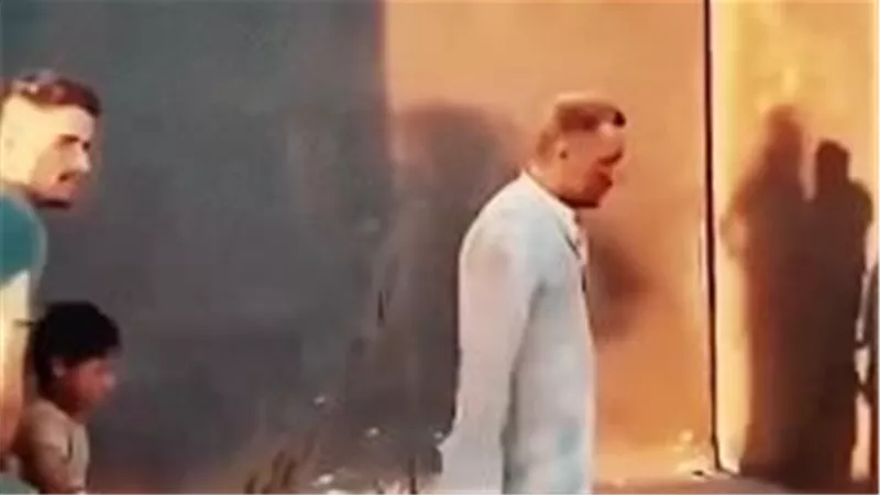 النجاة بأعجوبة: سائق عراقي يصلّي بعد انقلاب شاحنته على الطريق| شاهد 