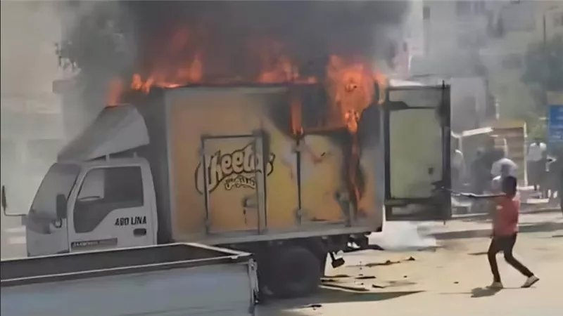 النيران تلتهم سيارة محملة بمواد غذائية في المقطم.. والحماية المدنية تتدخل