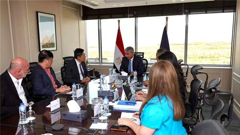 وزير السياحة يبحث تنظيم معارض أثرية مؤقتة بمشاركة سفير سنغافورة